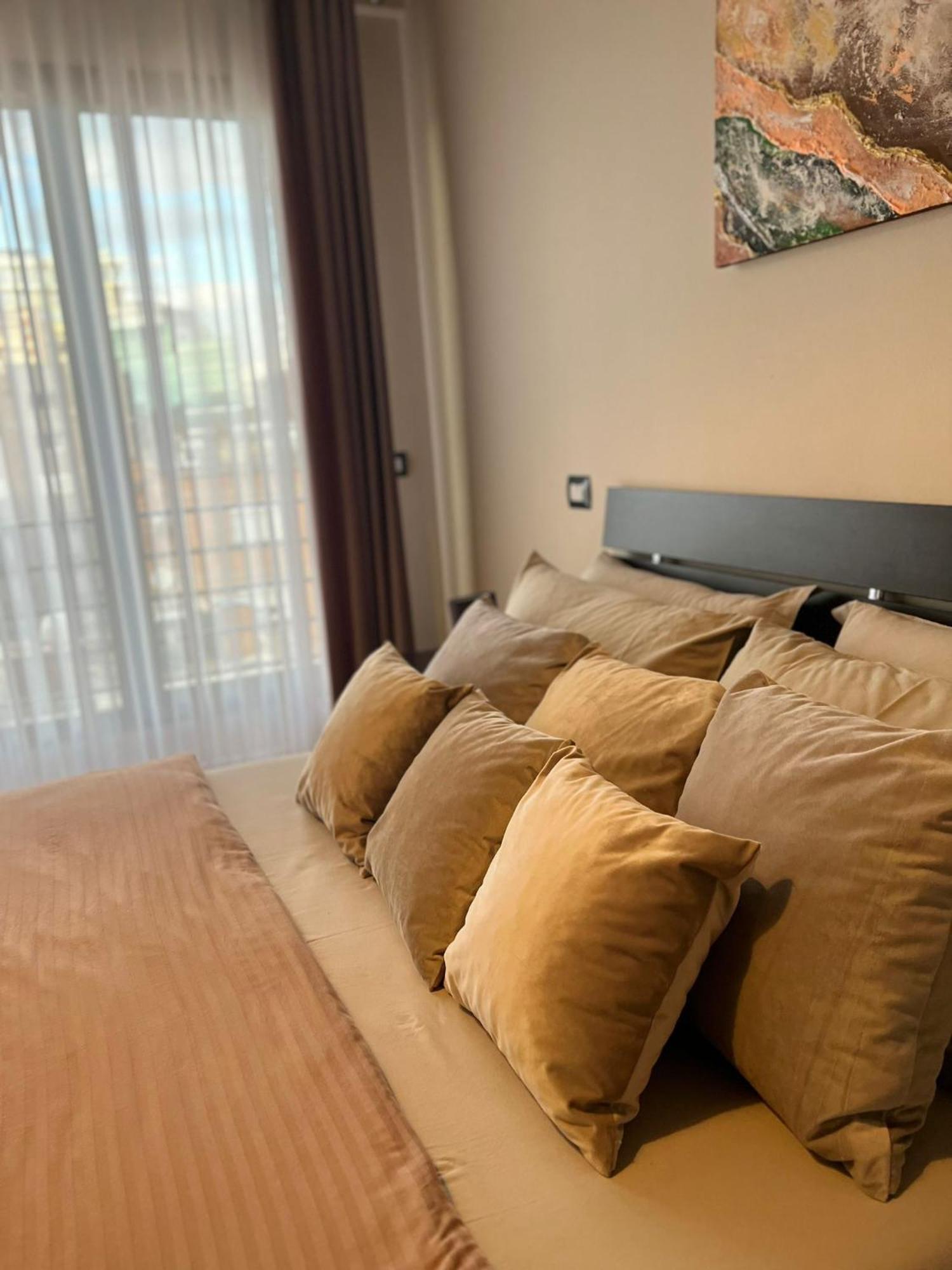 Nemis Apartments In The Centre Of Tirana Four Free Parking Екстериор снимка